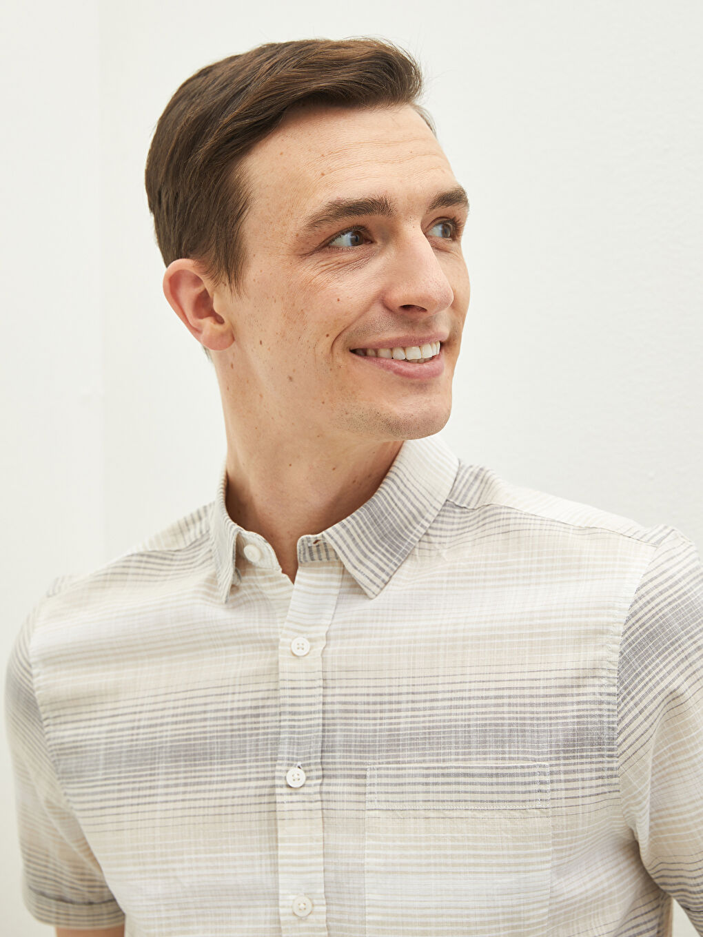 قميص بوبلين كم قصير بقصة عادية للرجال-3