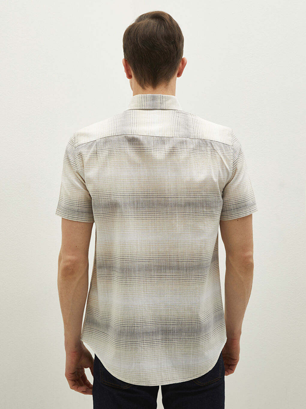 قميص بوبلين كم قصير بقصة عادية للرجال-4