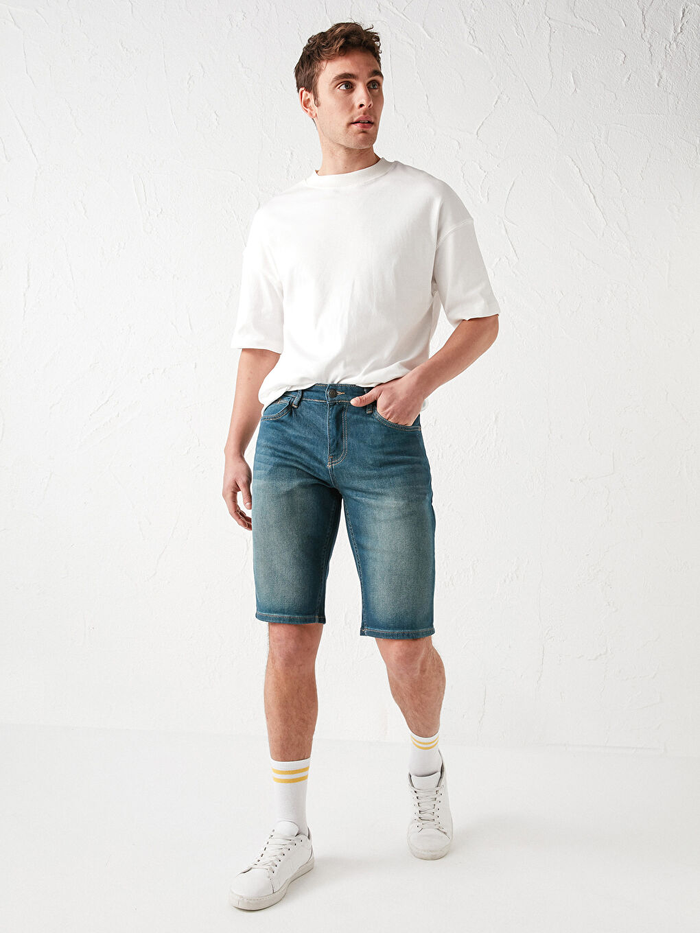 شورت دينيم عادي للرجال-1