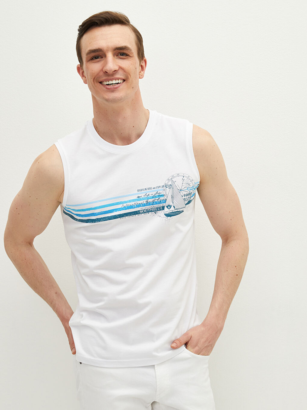 Beyaz Bisiklet Yaka Baskılı Erkek Kolsuz Tişört-1