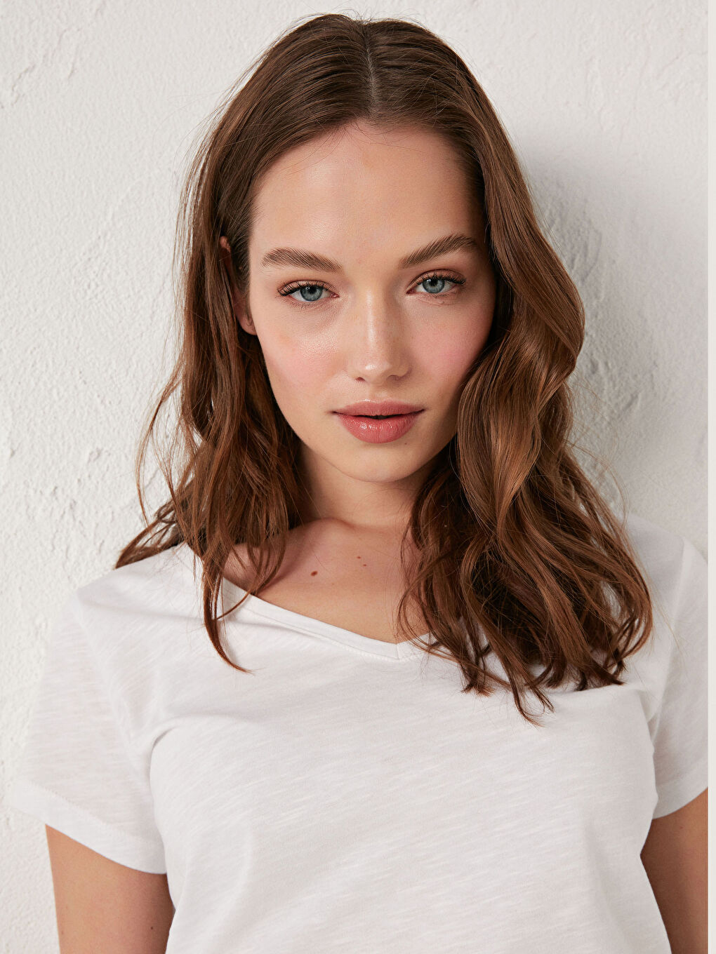 تيشيرت نسائي قطني بأكمام قصيرة وفتحة رقبة على شكل حرف V وقصة مستقيمة-7