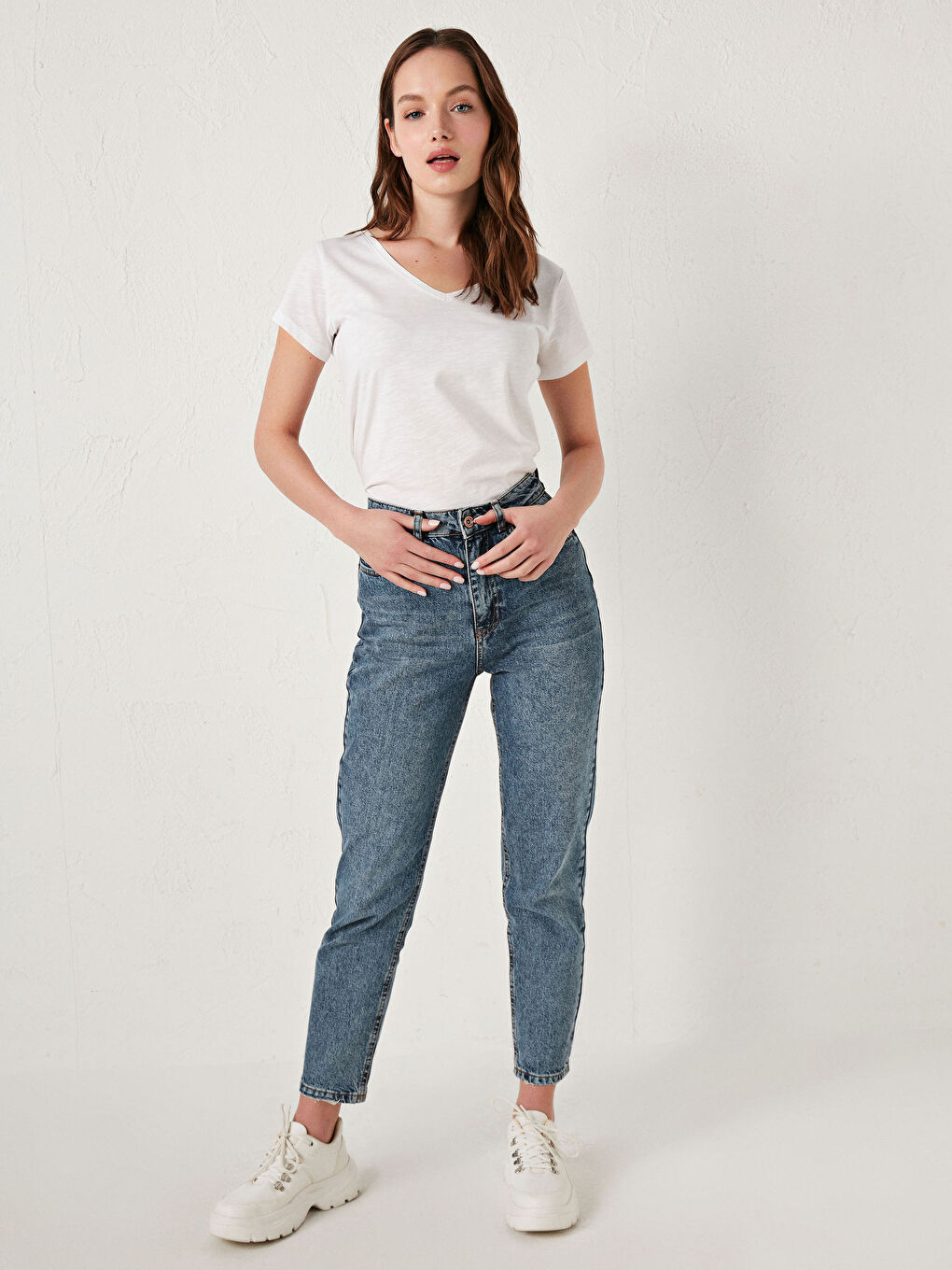 تيشيرت نسائي قطني بأكمام قصيرة وفتحة رقبة على شكل حرف V وقصة مستقيمة-8