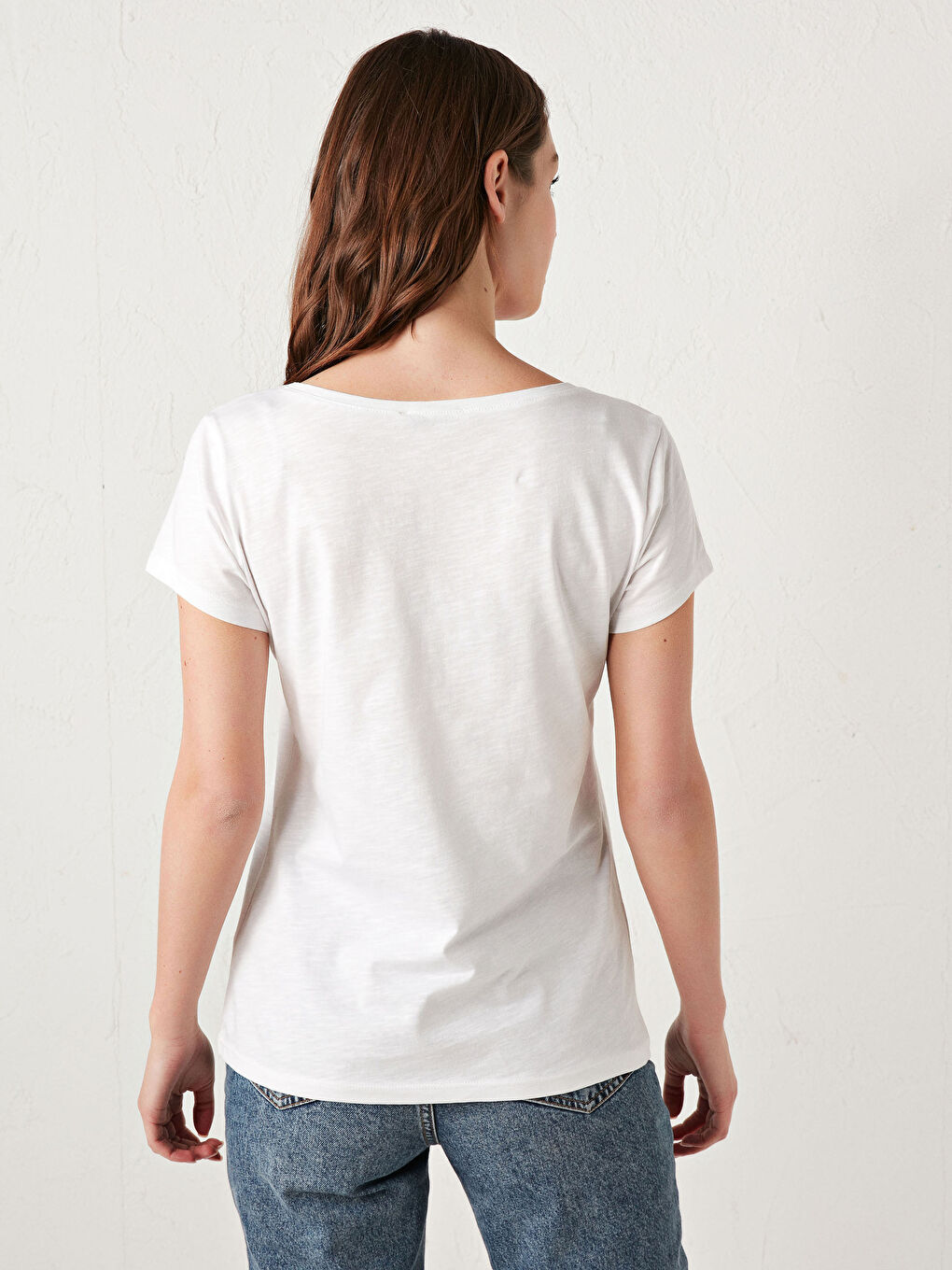 تيشيرت نسائي قطني بأكمام قصيرة وفتحة رقبة على شكل حرف V وقصة مستقيمة-9