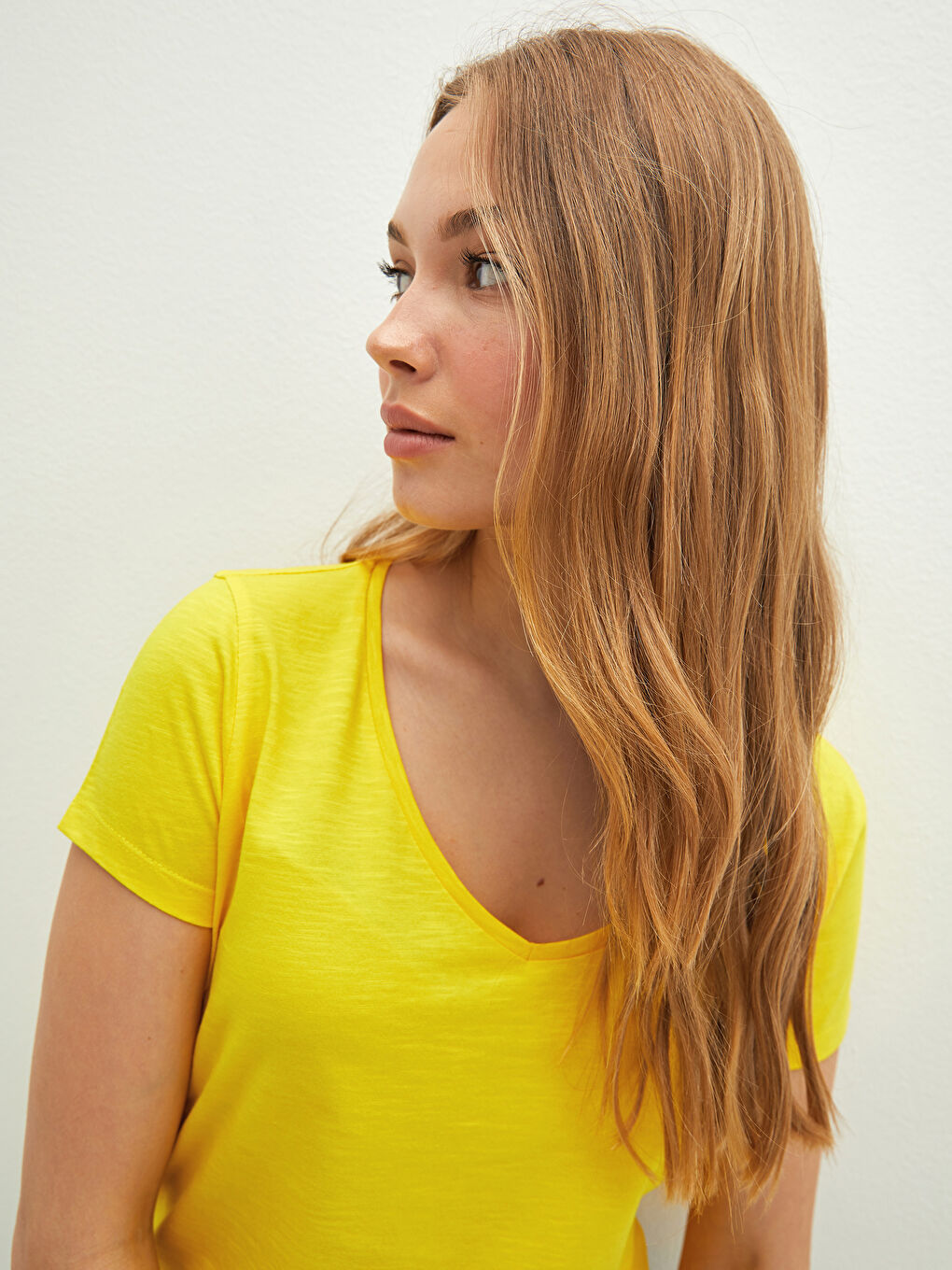 Sarı V  Yaka Düz Kısa Kollu Pamuklu Kadın Tişört-2