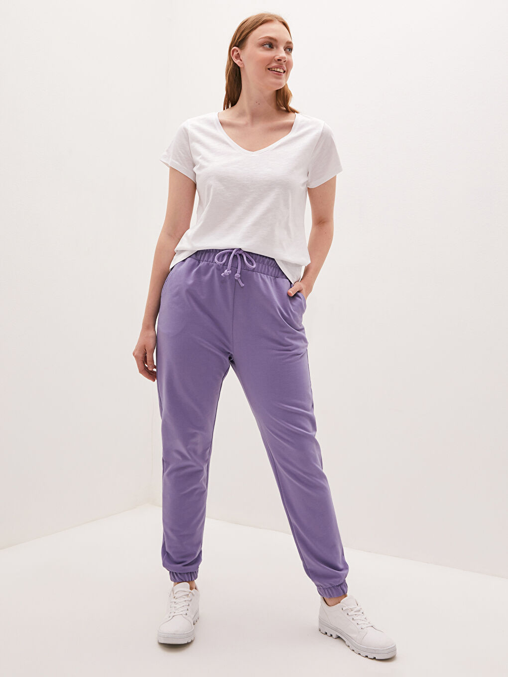 تيشيرت نسائي قطني بأكمام قصيرة وفتحة رقبة على شكل حرف V وقصة مستقيمة-2