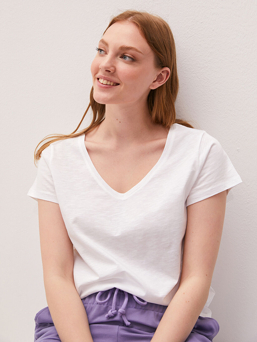 تيشيرت نسائي قطني بأكمام قصيرة وفتحة رقبة على شكل حرف V وقصة مستقيمة-3