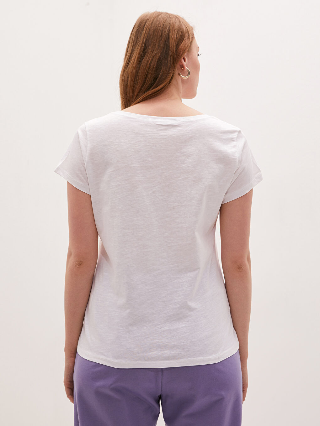 تيشيرت نسائي قطني بأكمام قصيرة وفتحة رقبة على شكل حرف V وقصة مستقيمة-4