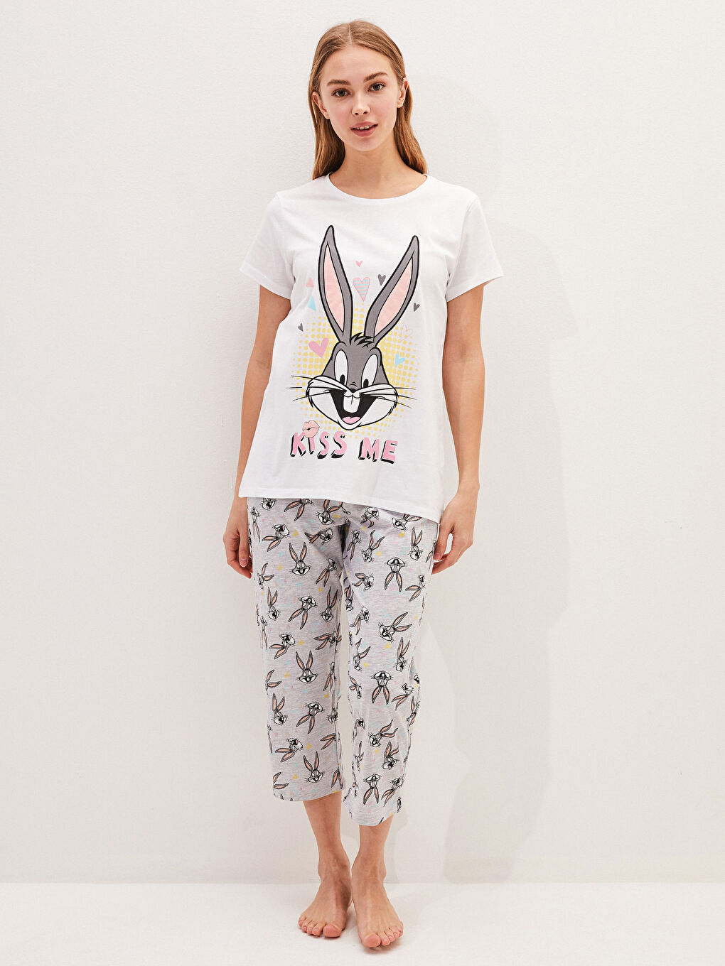 Beyaz Bisiklet Yaka Bugs Bunny Baskılı Kısa Kollu Kadın Caprili Pijama Takımı