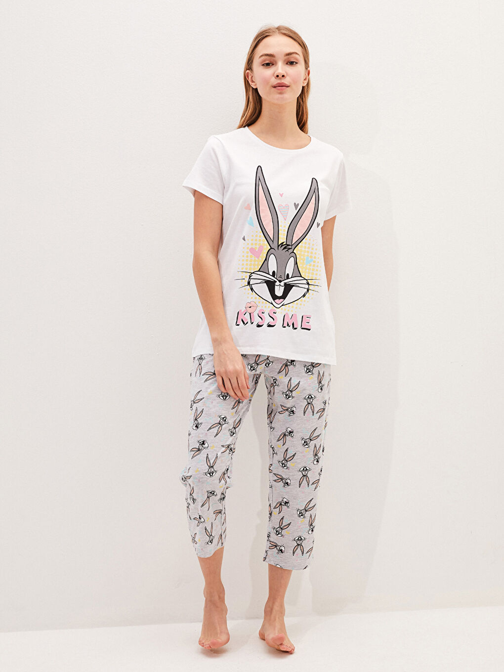 Beyaz Bisiklet Yaka Bugs Bunny Baskılı Kısa Kollu Kadın Caprili Pijama Takımı-1