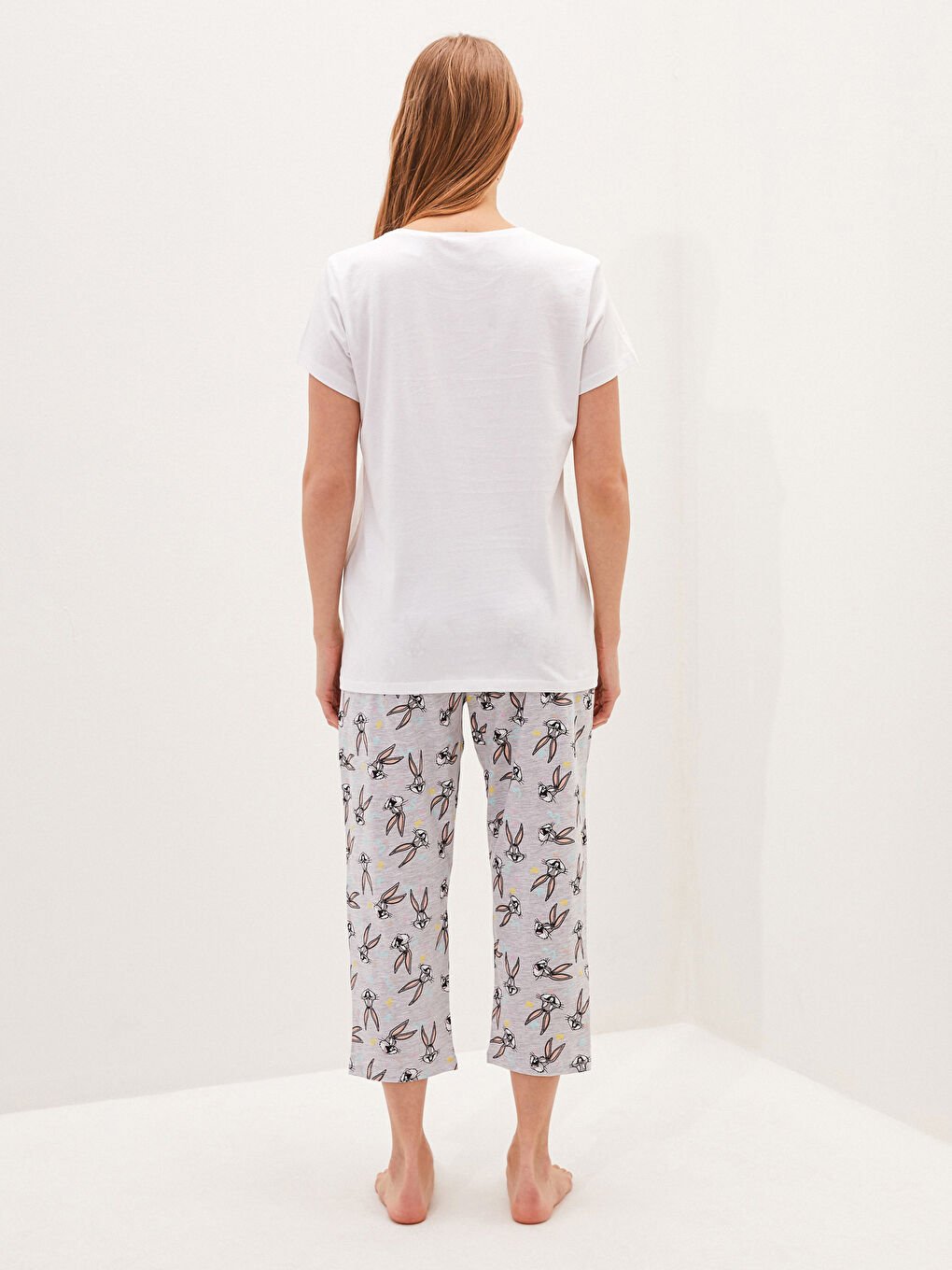 Beyaz Bisiklet Yaka Bugs Bunny Baskılı Kısa Kollu Kadın Caprili Pijama Takımı-4