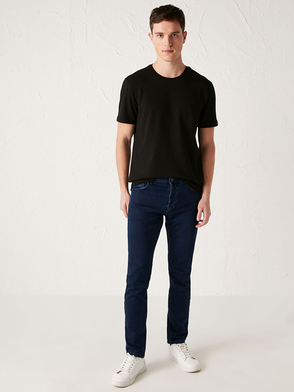 Siyah Bisiklet Yaka Kısa Kollu Basic Erkek Tişört-2