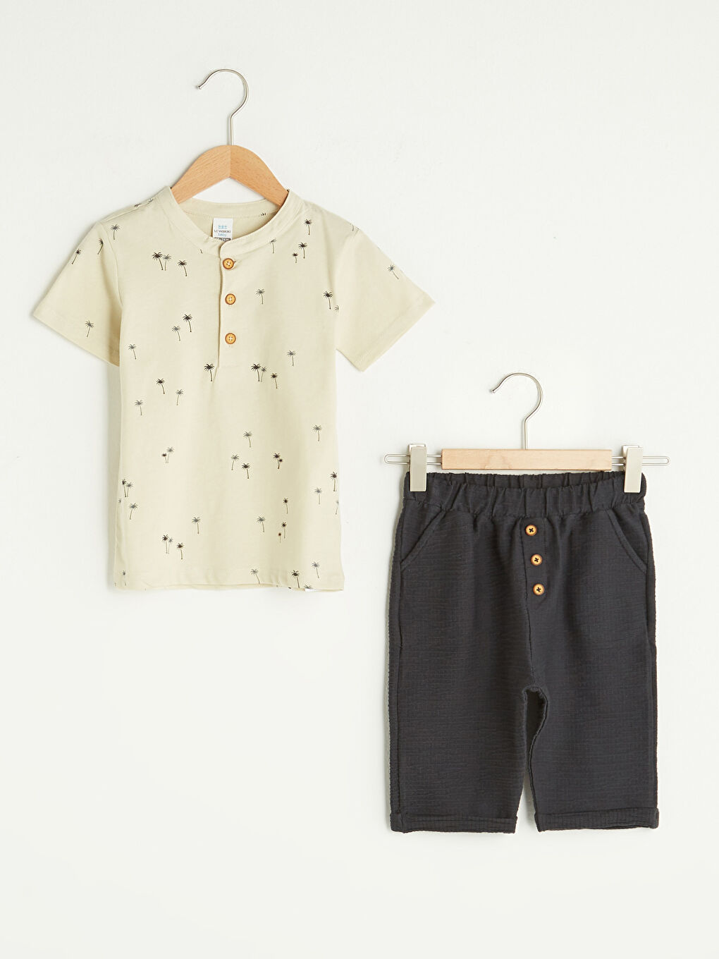 تيشيرت بياقة دائرية وكم قصير مطبوع للأولاد الرضع مع شورت - طقم من قطعتين