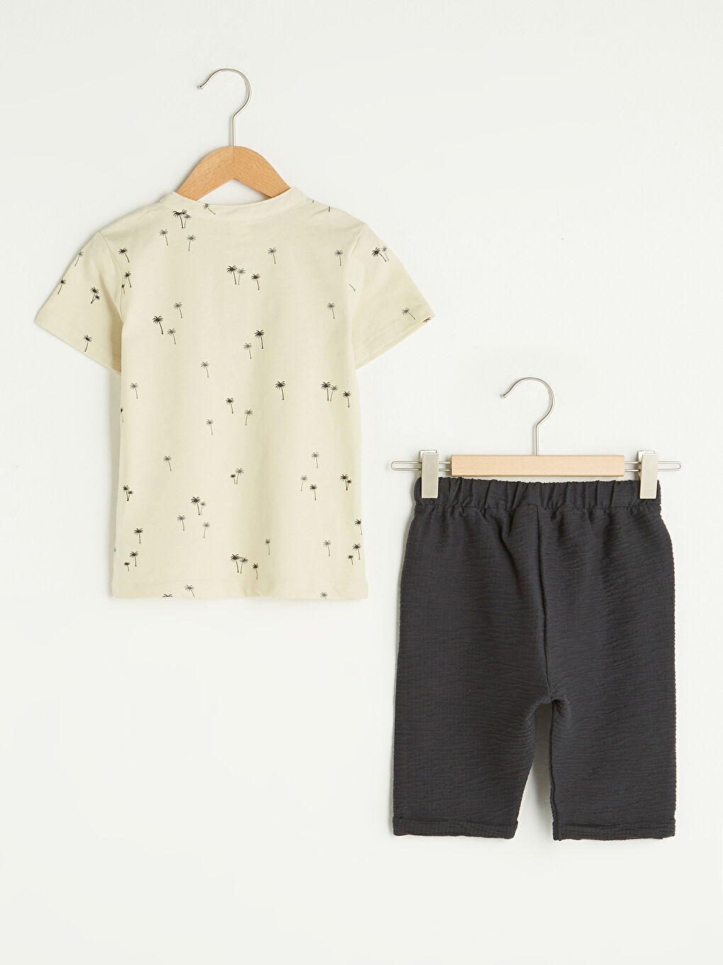 تيشيرت بياقة دائرية وكم قصير مطبوع للأولاد الرضع مع شورت - طقم من قطعتين-1