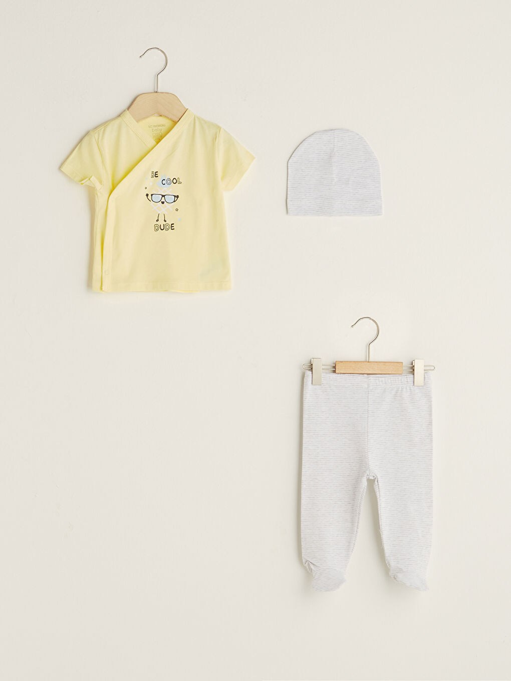 Sarı Zarf Yaka Kısa Kollu Baskılı Unisex Bebek Tişört Pantolon ve Bere 3'lü