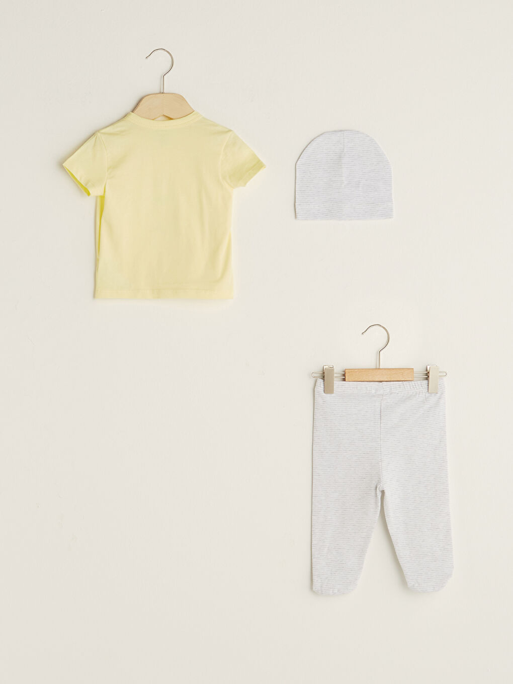 Sarı Zarf Yaka Kısa Kollu Baskılı Unisex Bebek Tişört Pantolon ve Bere 3'lü-1