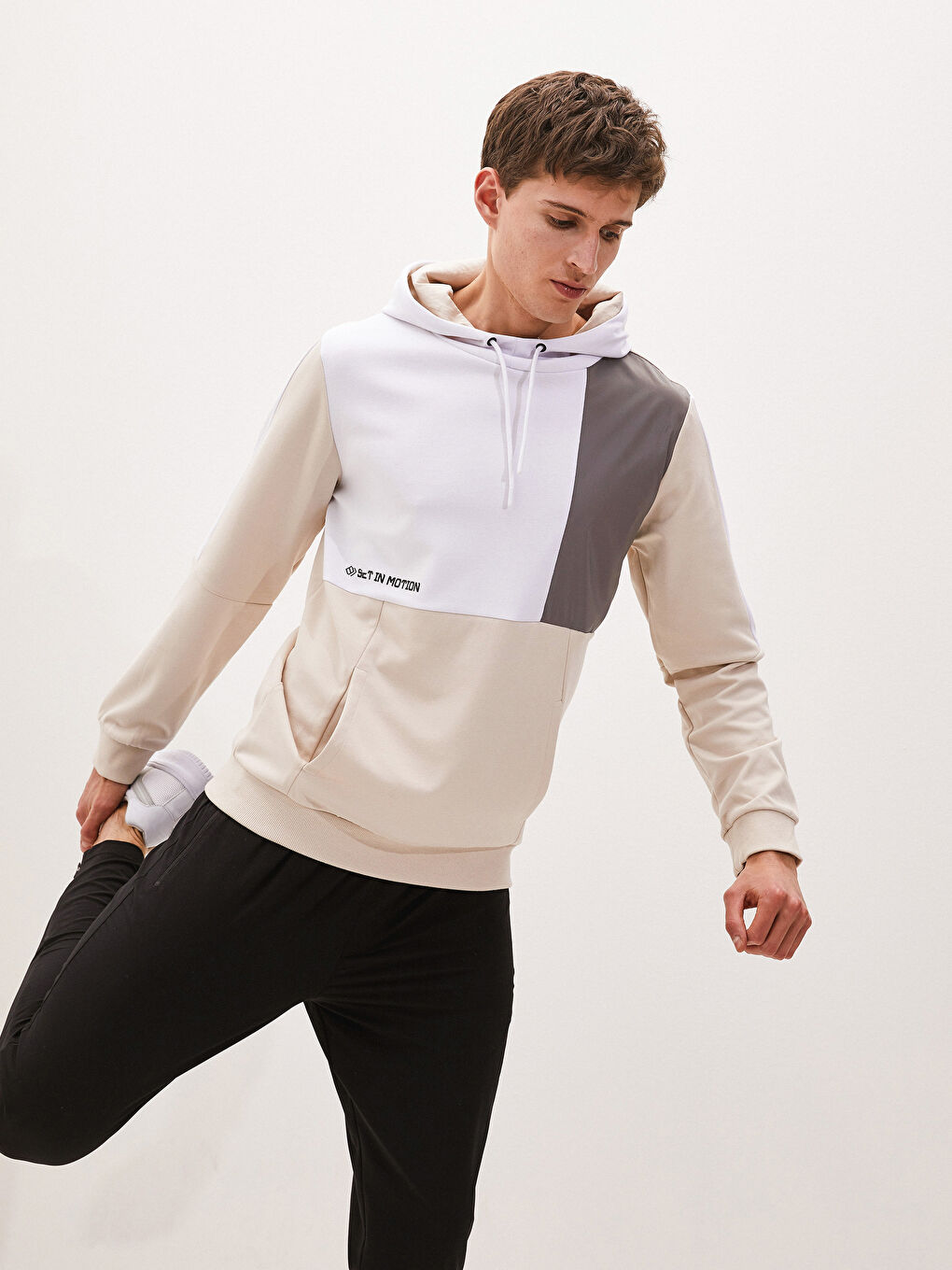 هودي رياضي نشط للرجال مزود بغطاء رأس وكم طويل بتصميم كتلة الألوان-1