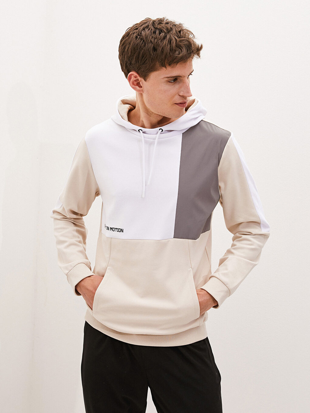 هودي رياضي نشط للرجال مزود بغطاء رأس وكم طويل بتصميم كتلة الألوان-2