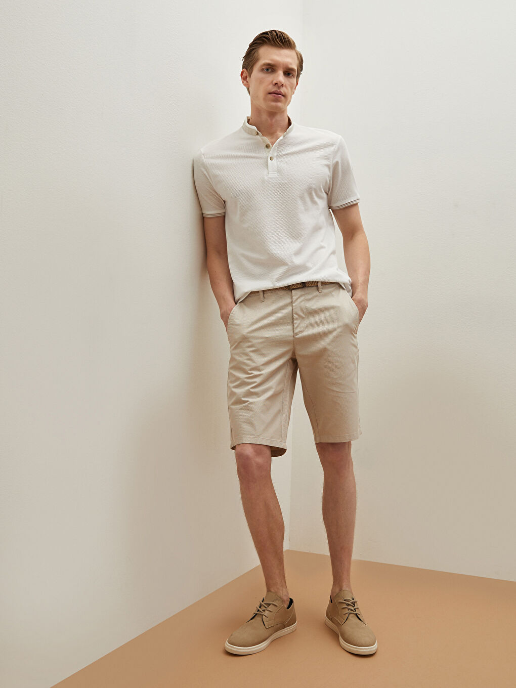 Beyaz Hakim Yaka Kısa Kollu Erkek Tişört-4