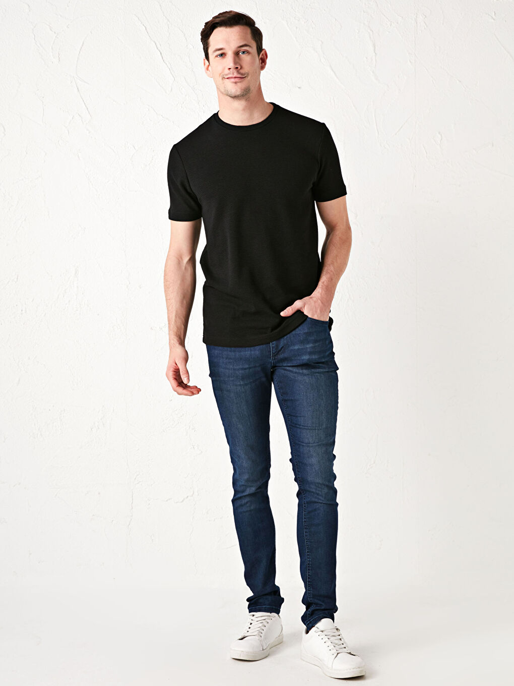 Siyah Bisiklet Yaka Kısa Kollu Basic Erkek Tişört-3