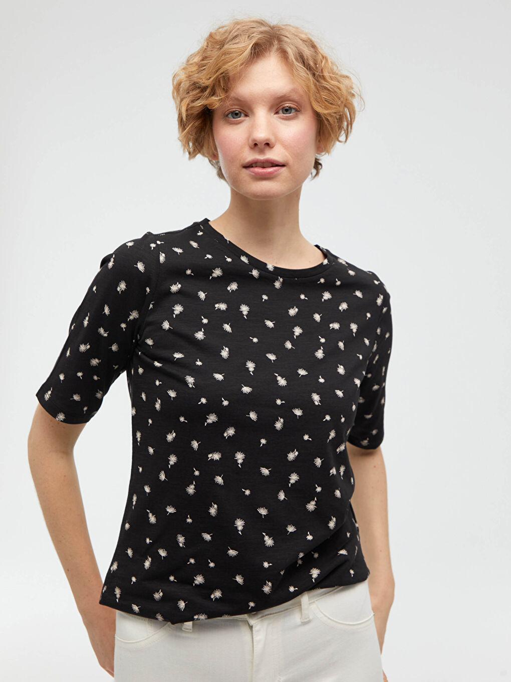 Siyah Bisiklet Yaka Desenli Kısa Kollu Kadın Pamuklu Tişört-3