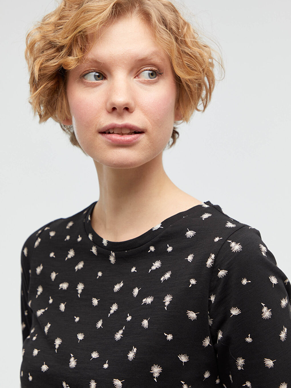 Siyah Bisiklet Yaka Desenli Kısa Kollu Kadın Pamuklu Tişört-1