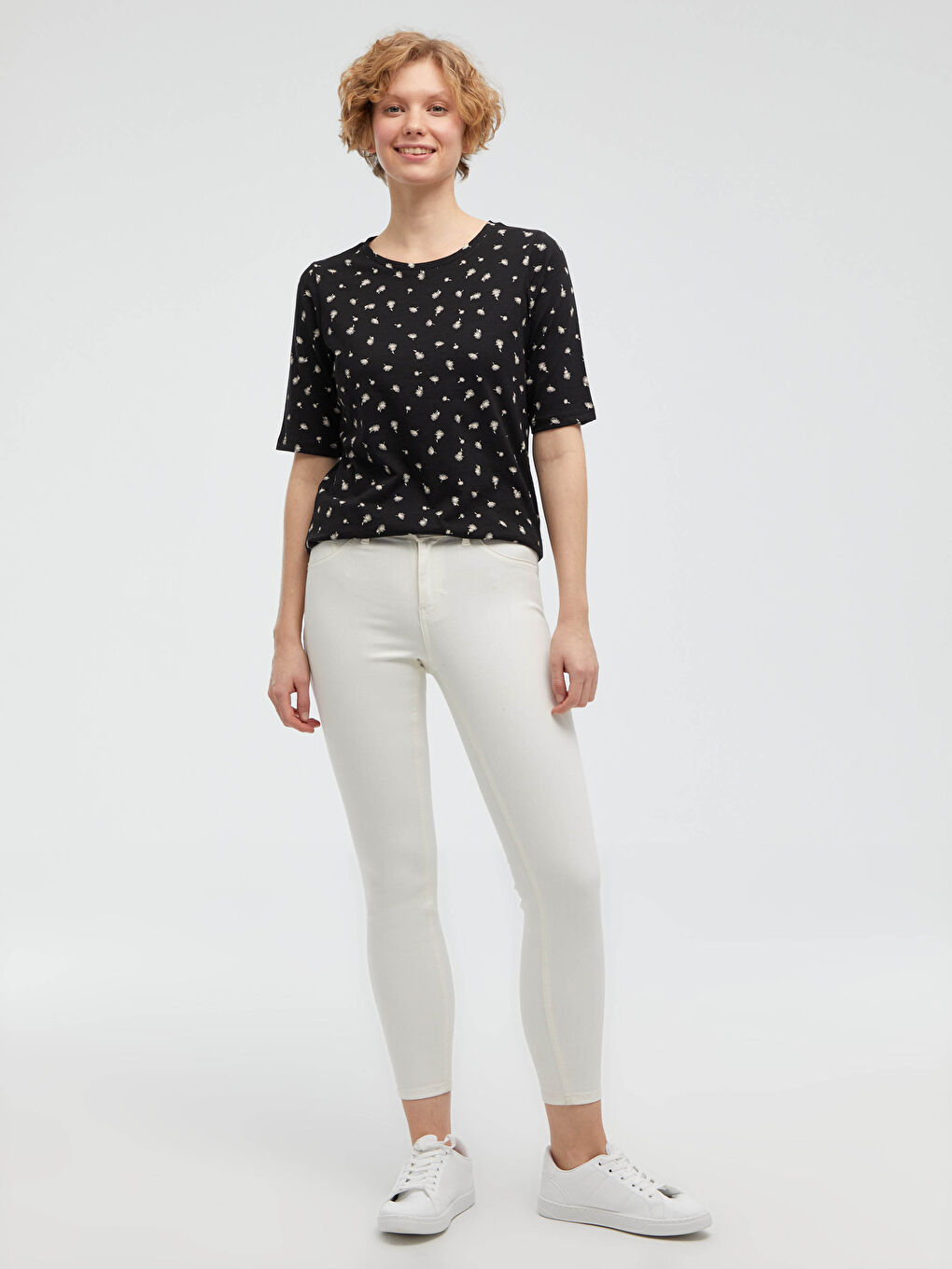 Siyah Bisiklet Yaka Desenli Kısa Kollu Kadın Pamuklu Tişört