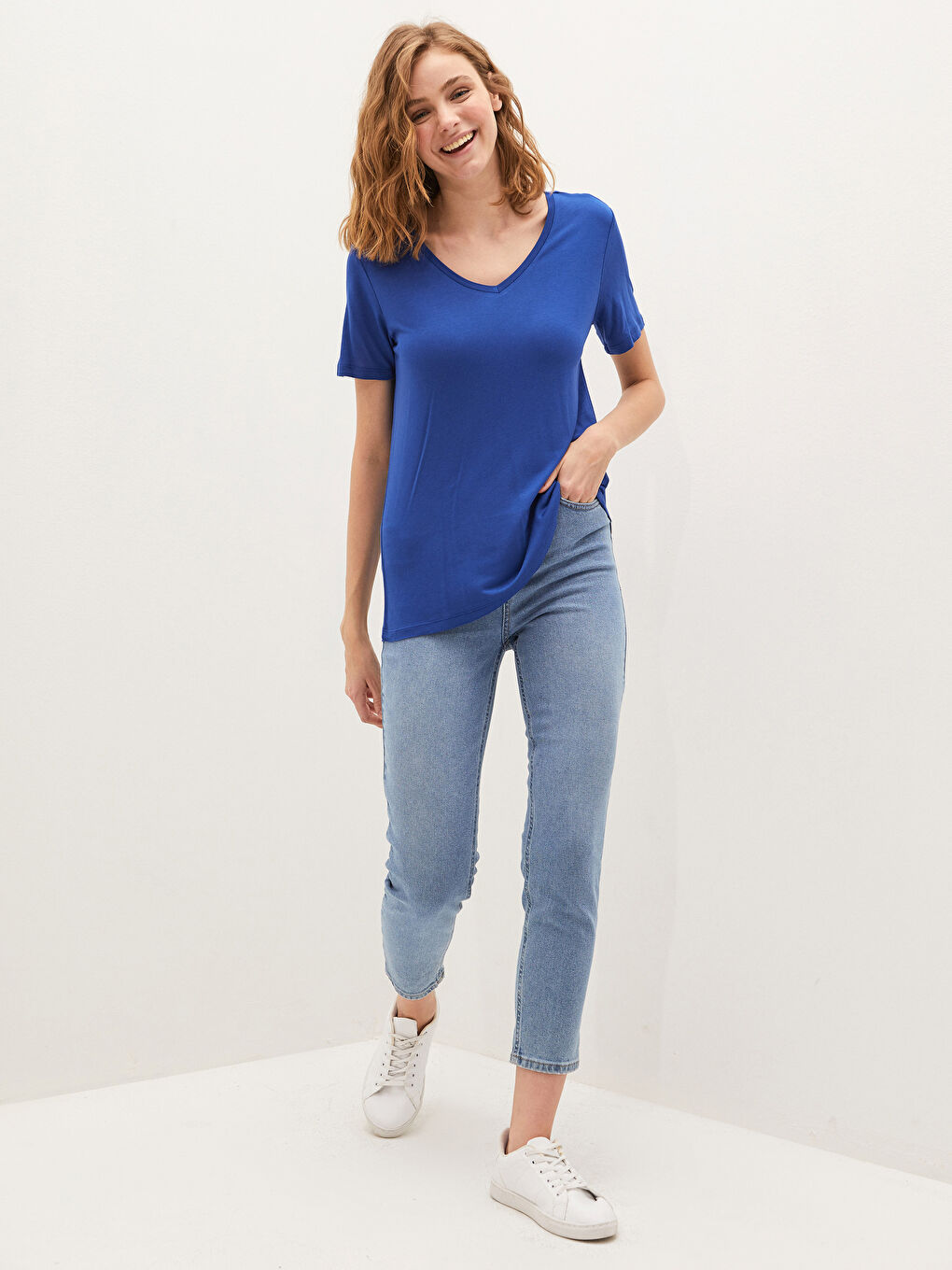 Mavi V Yaka Kısa Kollu Basic Tişört-2