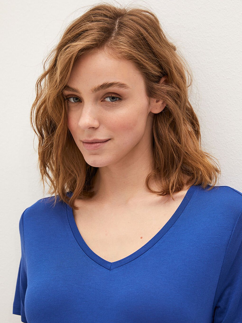 Mavi V Yaka Kısa Kollu Basic Tişört-1