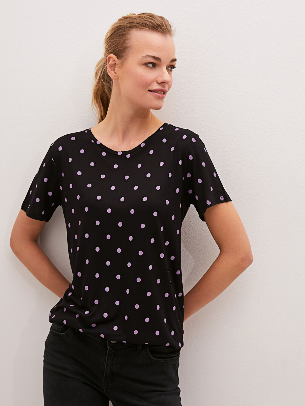 Siyah Bisiklet Yaka Puantiyeli Kısa Kollu Viskon Kadın Tişört