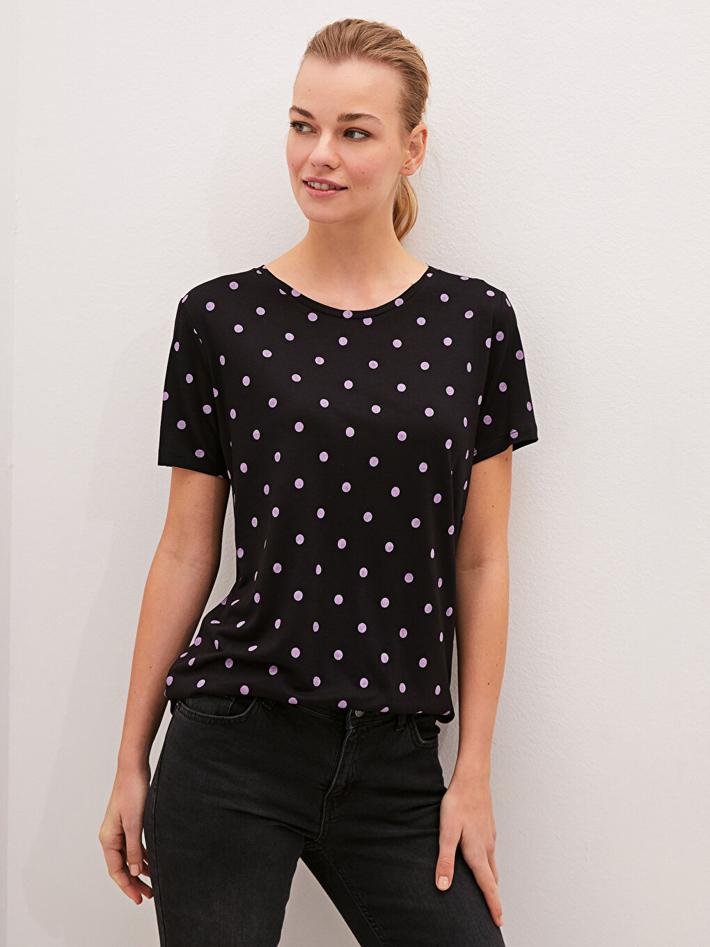 Siyah Bisiklet Yaka Puantiyeli Kısa Kollu Viskon Kadın Tişört-1