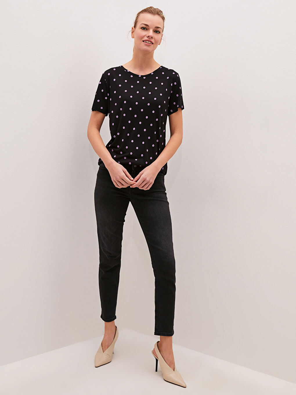 Siyah Bisiklet Yaka Puantiyeli Kısa Kollu Viskon Kadın Tişört-2