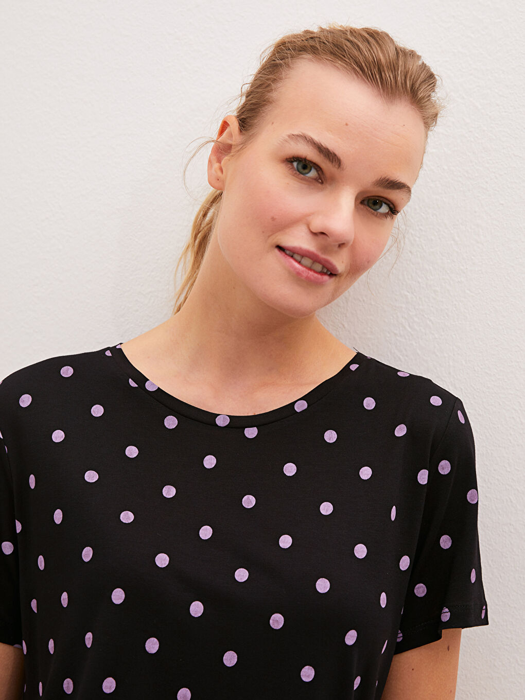 Siyah Bisiklet Yaka Puantiyeli Kısa Kollu Viskon Kadın Tişört-3