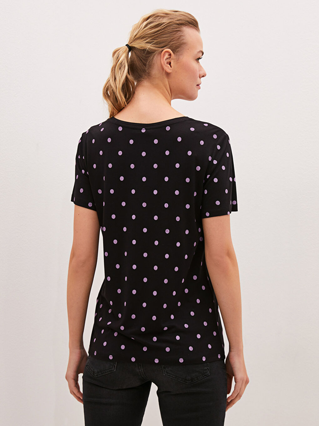 Siyah Bisiklet Yaka Puantiyeli Kısa Kollu Viskon Kadın Tişört-4