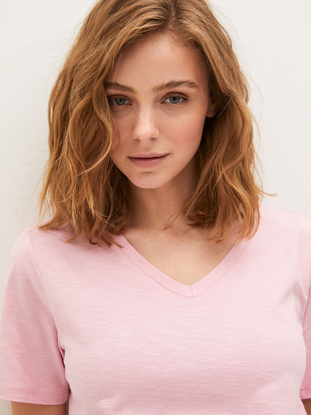 Pembe V Yaka Düz Kısa Kollu Pamuklu Kadın  Tişört-1