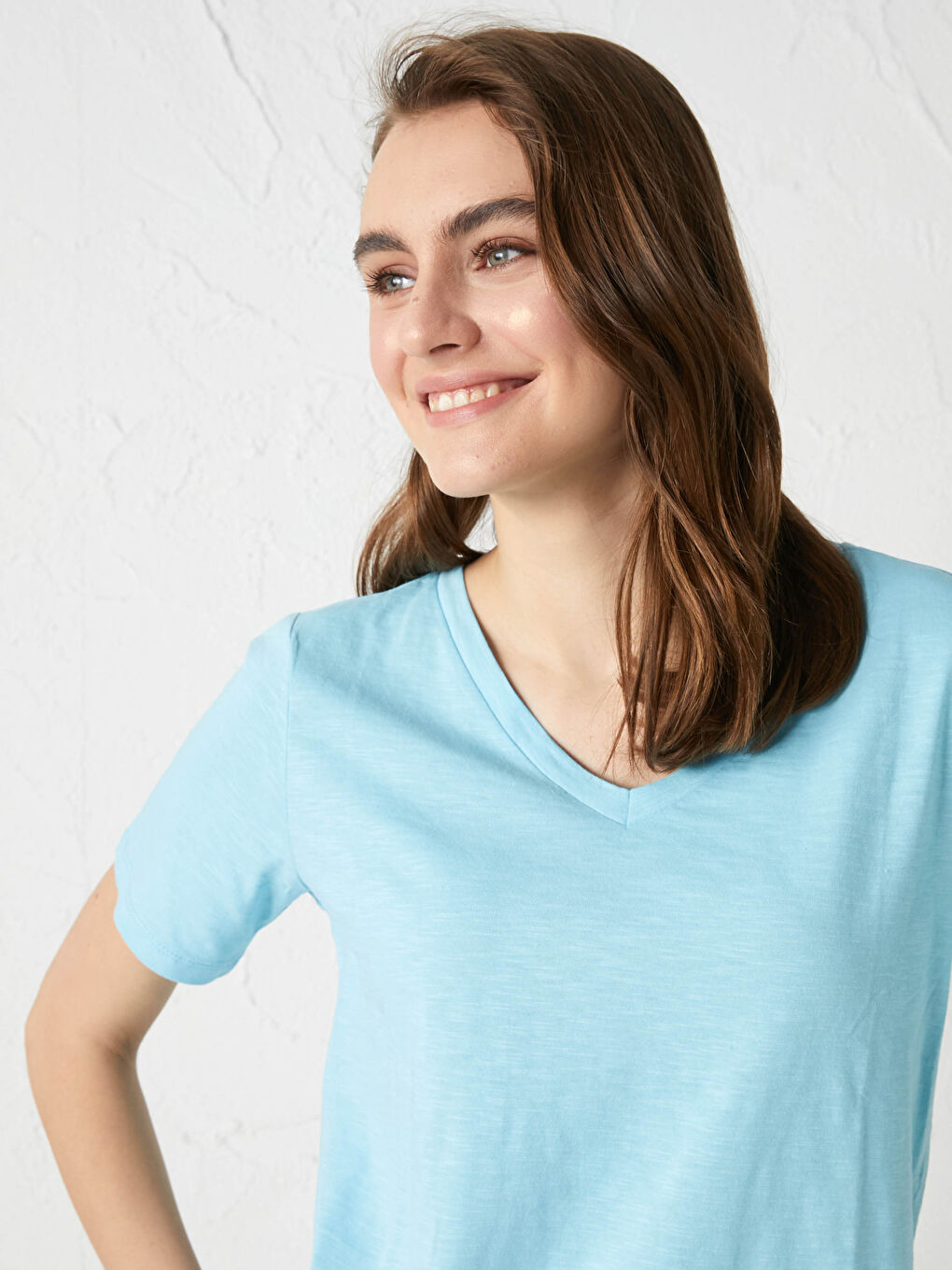 Mavi V  Yaka Düz Kısa Kollu Pamuklu Kadın Tişört-1