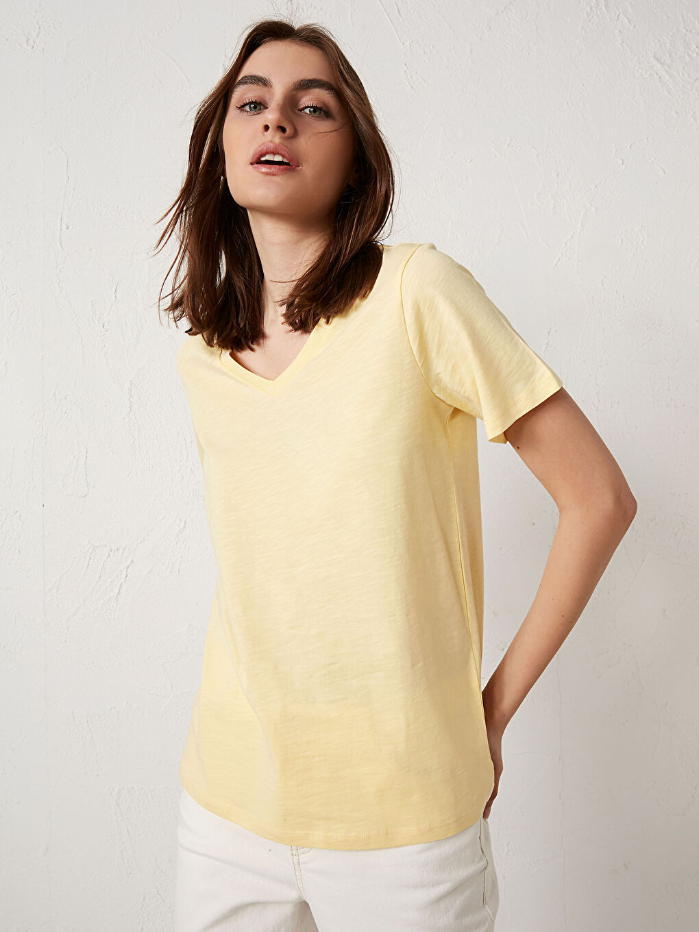 Sarı V Yaka Pamuklu Basic Tişört-1