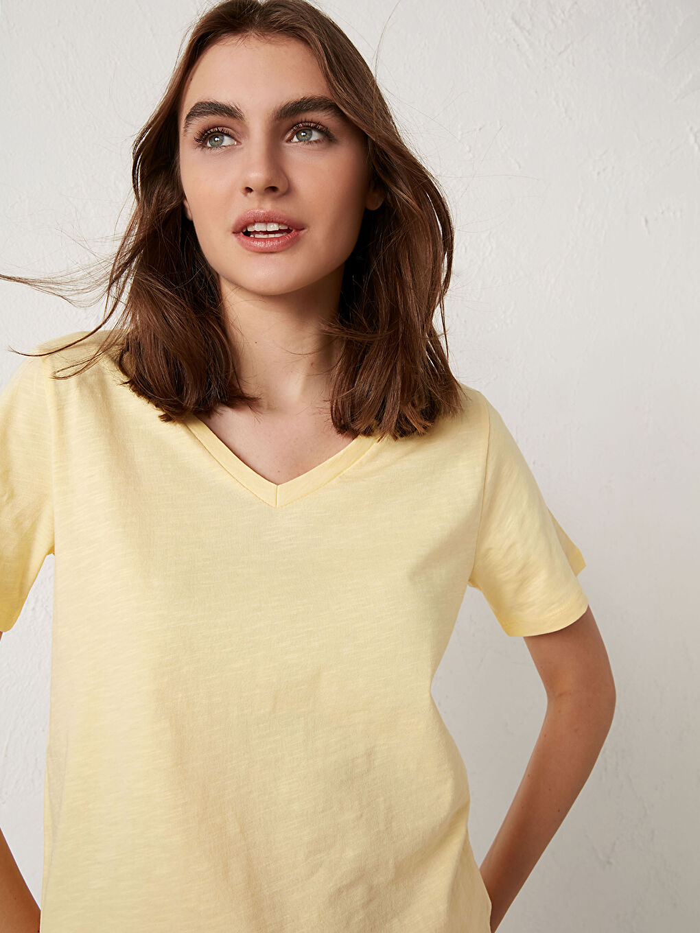 Sarı V Yaka Pamuklu Basic Tişört-2