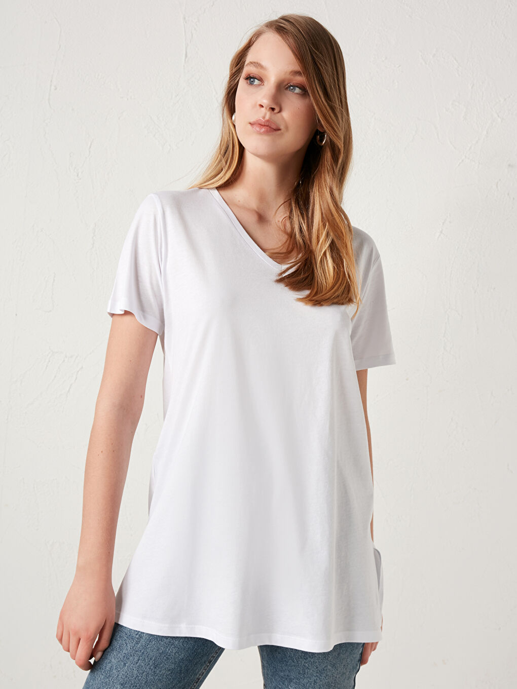 Beyaz V Yaka Pamuklu Basic Tişört-5