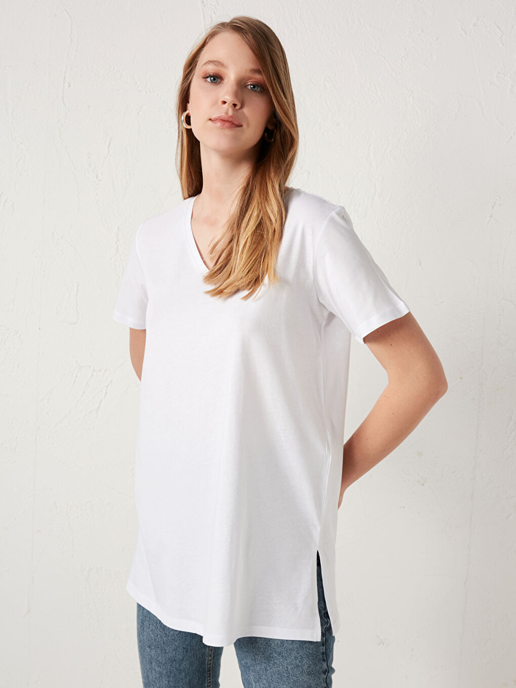 Beyaz V Yaka Pamuklu Basic Tişört-6
