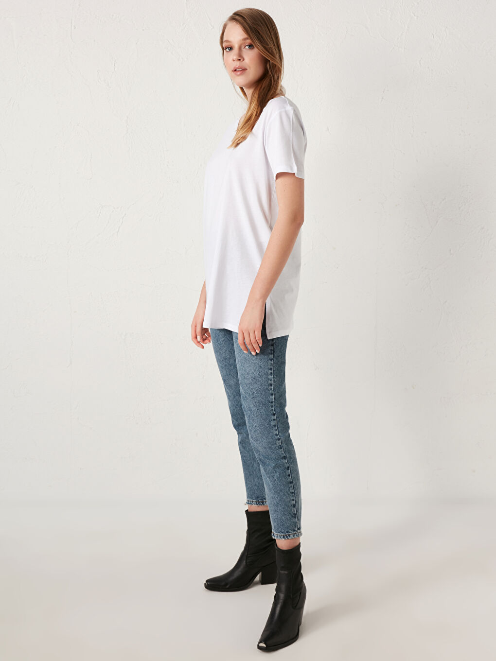 Beyaz V Yaka Pamuklu Basic Tişört-7