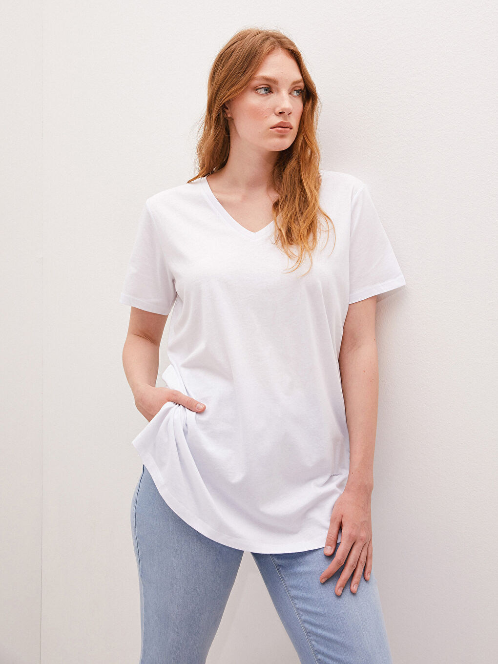 Beyaz V Yaka Pamuklu Basic Tişört-1