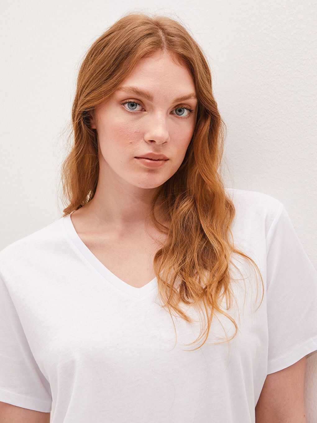 Beyaz V Yaka Pamuklu Basic Tişört-2