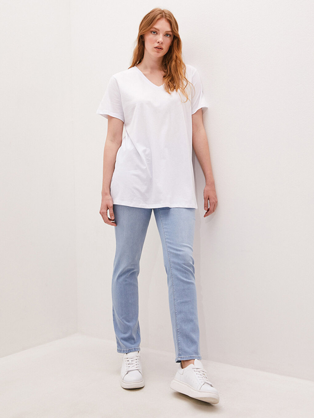 Beyaz V Yaka Pamuklu Basic Tişört-3