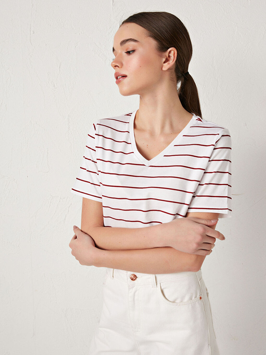 Kırmızı V Yaka Çizgili Kısa Kollu Pamuklu Kadın Tişört