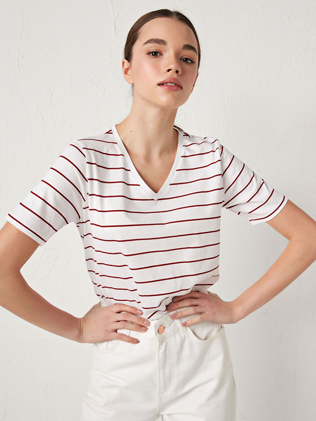 Kırmızı V Yaka Çizgili Kısa Kollu Pamuklu Kadın Tişört-1