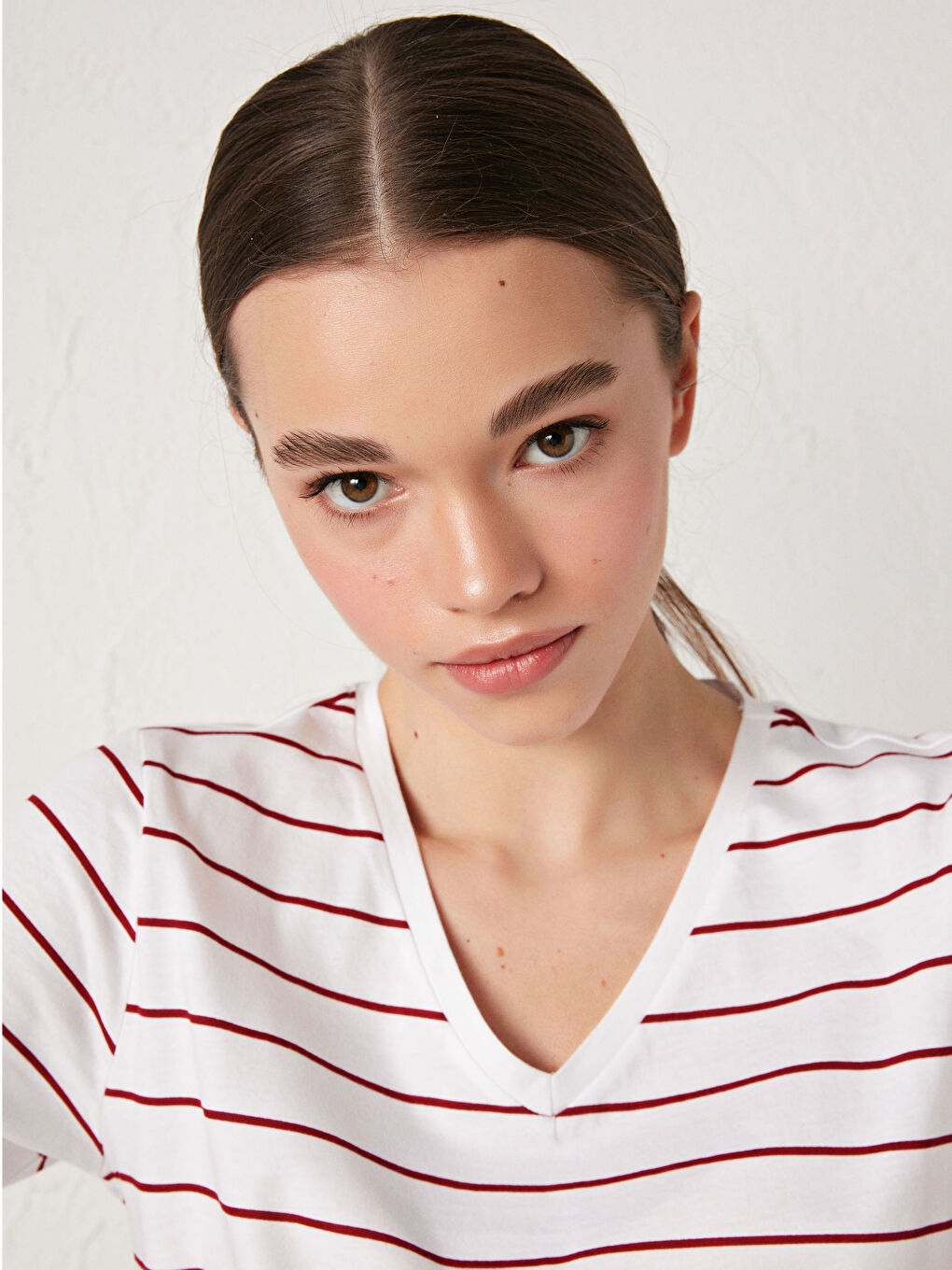 Kırmızı V Yaka Çizgili Kısa Kollu Pamuklu Kadın Tişört-2