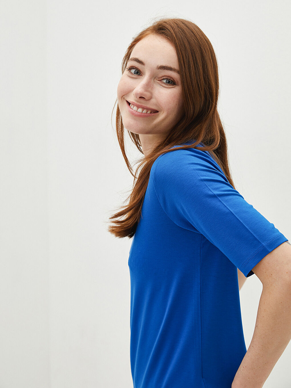 تي شيرت كم قصير عادي ياقة دائرية للسيدات-1