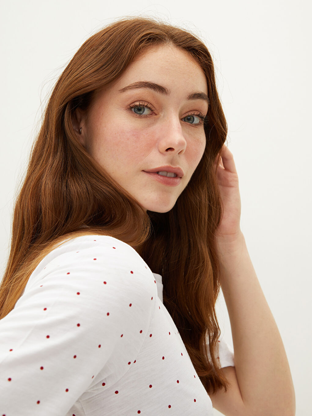 Kırmızı Bisiklet Yaka Puantiyeli Kısa Kollu Pamuklu Kadın Tişört-3