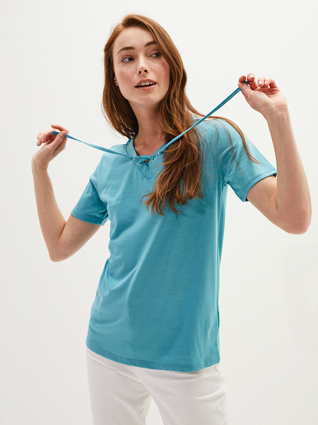 Blouse pour Femmes à Manches Courtes avec Détail Noué et Encolure en V-1