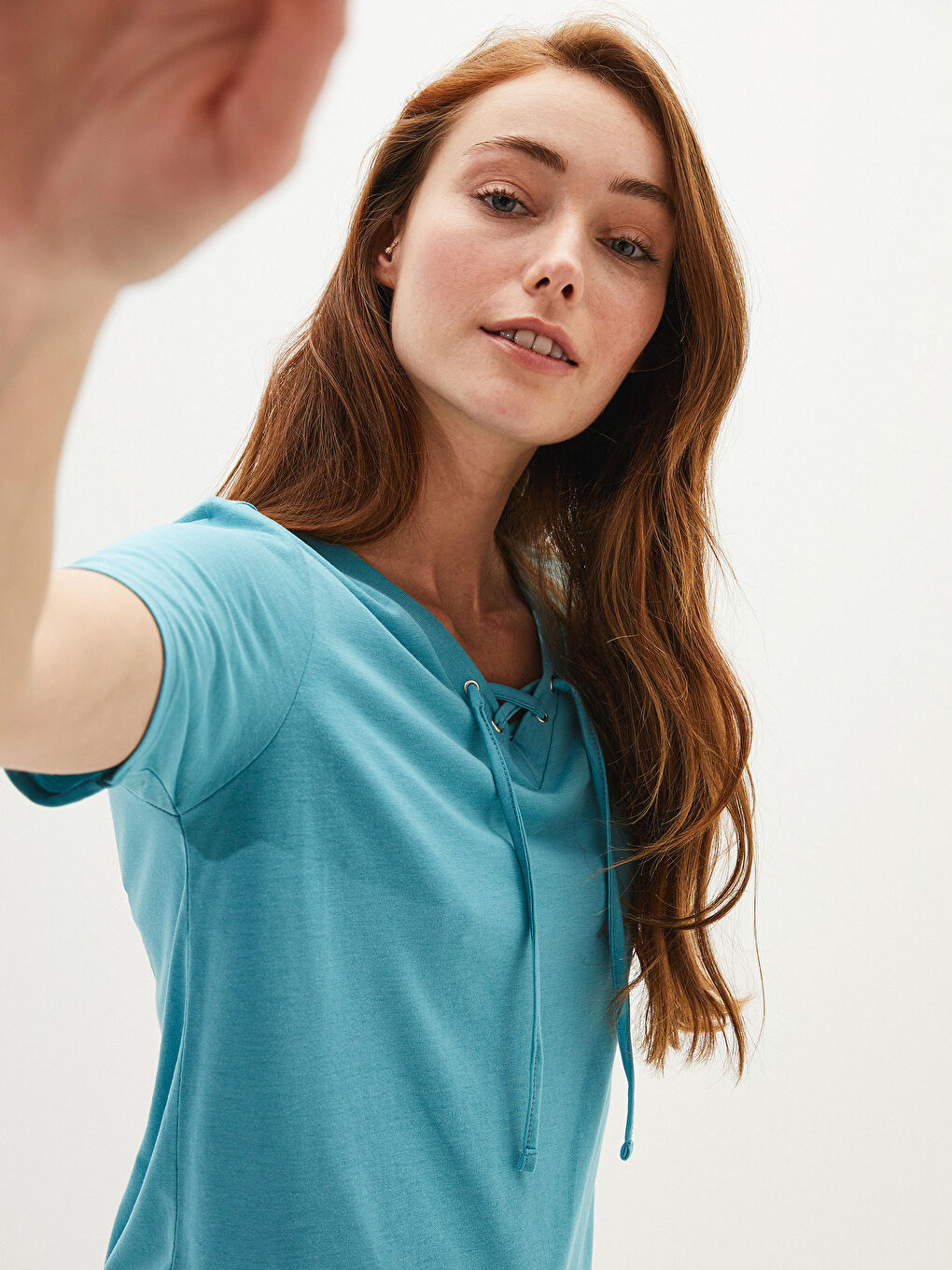 Blouse pour Femmes à Manches Courtes avec Détail Noué et Encolure en V-2